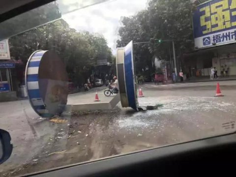 交通崗亭“橫躺”馬路上，究竟怎么回事？