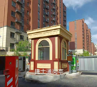 前方什么這么晃眼？哎呦，竟然是新型亮眼的保安亭